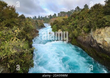 Der Waikato River rauscht durch einen engen Canyon bei Huka Falls, Neuseeland Stockfoto