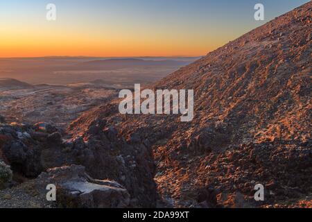 Mount Ruapehu, Neuseeland. Ein Blick von den felsigen Hängen bei Sonnenuntergang, Blick auf die Weite des North Island Volcanic Plateau Stockfoto