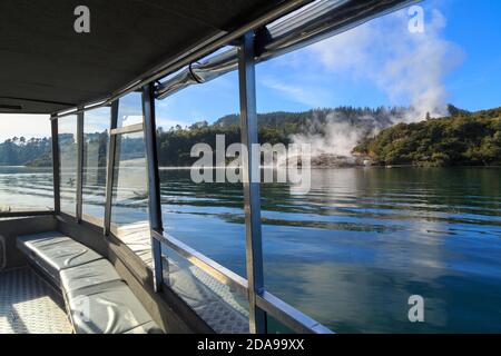 Orakei Korako, ein geothermisches Gebiet am Waikato River, Neuseeland. Ein Blick auf die dampfenden Terrassen von einem herannahenden Boot Stockfoto