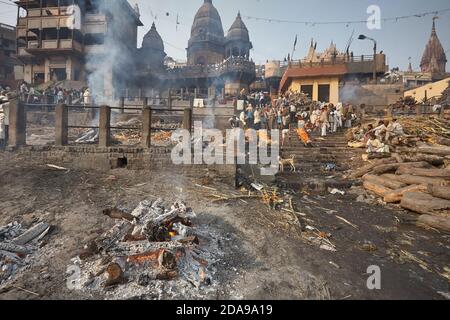 Varanasi, Indien, Januar 2008. Feuerbestattung in Manikarnika, dem wichtigsten brennenden Ghat in der Stadt. Stockfoto