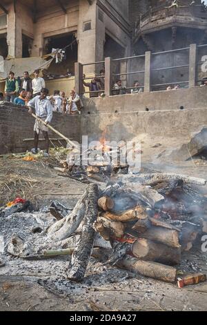 Varanasi, Indien, Januar 2008. Feuerbestattung in Manikarnika, dem wichtigsten brennenden Ghat in der Stadt. Stockfoto