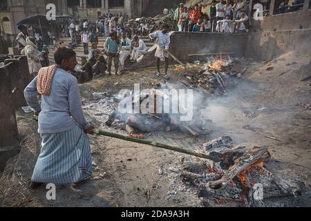 Varanasi, Indien, Januar 2008. Feuerbestattung in Manikarnika, dem wichtigsten brennenden Ghat in der Stadt. Stockfoto