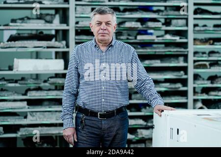 Speyer, Deutschland. Oktober 2020. Ludger Tekampe, Leiter der Sammlung, steht im Depot des Sammlungszentrums des Historischen Museums der Pfalz. (To dpa 'Brown die Glocken nie Klang - Was tun mit Nazi-Reliquien in Kirchen?') Quelle: Uwe Anspach/dpa/Alamy Live News Stockfoto