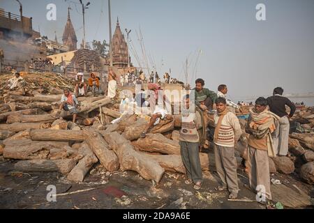 Varanasi, Indien, Januar 2008. Feuerbestattung in Manikarnika, dem wichtigsten brennenden Ghat in der Stadt. Stockfoto