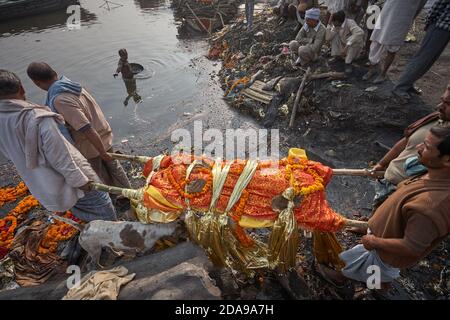 Varanasi, Indien, Januar 2008. Feuerbestattung in Manikarnika, dem wichtigsten brennenden Ghat in der Stadt. Stockfoto