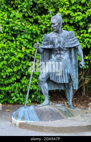 Eine Statue eines Maori-Häuptlings in Waihi, Neuseeland. Er streifend den Boden mit seinem taiaha, oder Speer Stockfoto