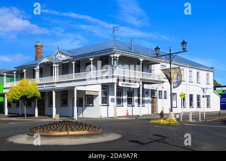 Das Rob Roy Hotel in Waihi, Neuseeland, ein Holzgebäude, das 1896 eröffnet wurde, ein Beispiel neuseeländischer viktorianischer Architektur Stockfoto