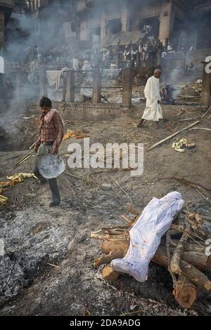 Varanasi, Indien, Januar 2008. Feuerbestattung in Manikarnika, dem wichtigsten brennenden Ghat in der Stadt. Stockfoto