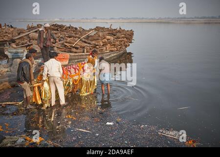 Varanasi, Indien, Januar 2008. Feuerbestattung in Manikarnika, dem wichtigsten brennenden Ghat in der Stadt. Stockfoto