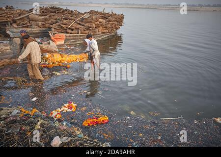 Varanasi, Indien, Januar 2008. Feuerbestattung in Manikarnika, dem wichtigsten brennenden Ghat in der Stadt. Stockfoto