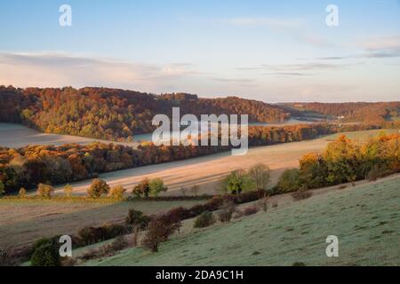 Früher Herbstmorgen bei Sonnenaufgang mit Blick auf die Landschaft in den chilterner Hügeln. Turville, Buckinghamshire, England Stockfoto