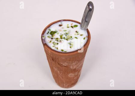 Sweet Lassi ein traditionelles indisches herzhaftes kaltes Getränk Jaipur, Indien. Mischung aus Quark, Joghurt, Sahne, Wasser, Gewürze, Früchte. Erfrischender Sommerdrink. Stockfoto