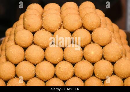 Indische süße mithai viele Besan laddu , ladoo , Boondi ke Laddoo aus Kichererbsen Mehl, Ghee traditionelle Dessert Jaipur Rajasthan Indien. Stockfoto