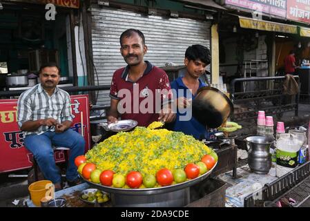 Jaipur, Indien. 10.Mai 2017. Indischer Mann, der Street Food Poha oder Zwiebelpohe verkauft, beliebte traditionelle indische Küche, Frühstücksspeise, Snack, geschlagener Reisflocke Stockfoto