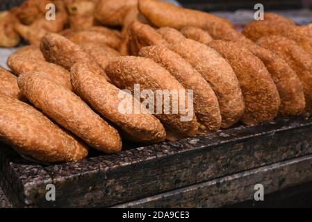 Draufsicht auf heiße und würzige Zwiebel oder Pyaaz Kachori und Rajasthani Mirchi bada, Jodhpuri Mirchi vada Indian Street Food Snack Jaipur, Rajasthan Indien. Stockfoto