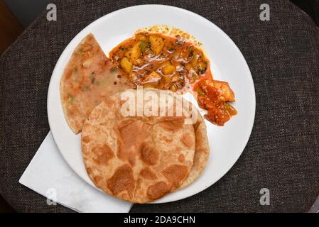 Draufsicht auf Bedmi puri / Poori, Methi Paratha mit Aloo KI Sabzi Kartoffelcurry traditionelle indische Frühstück Rezept in Jaipur Rajasthan, Indien. Stockfoto