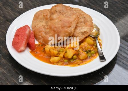 Draufsicht auf Bedmi puri / Poori, Methi Paratha mit Aloo KI Sabzi Kartoffelcurry traditionelle indische Frühstück Rezept in Jaipur Rajasthan, Indien. Stockfoto