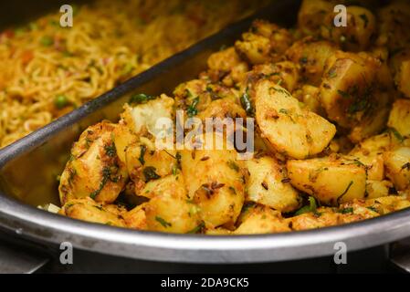 Poha oder Zwiebel Pohe mit Gurke würzig beliebt traditionelle indische Frühstück Lebensmittel, Snack in Jaipur, Rajasthan, Indien. Hergestellt mit Reisflocken geschlagen Reis. Stockfoto