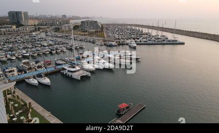 Eine Gruppe von Booten wird an einem kleinen Yachthafen vertäut In der Herzliya Marina Stockfoto