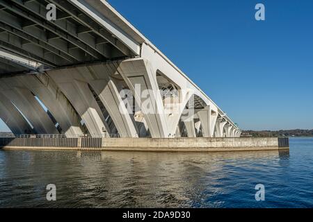 Unter der Woodrow Wilson Bridge, die den Potomac River zwischen Alexandria, Virginia und dem Bundesstaat Maryland überspannt. Stockfoto