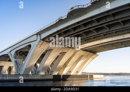 Unter der Woodrow Wilson Bridge, die den Potomac River zwischen Alexandria, Virginia und dem Bundesstaat Maryland überspannt. Stockfoto