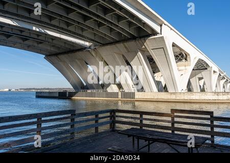 Auf einem Dock stehend, mit Blick unter der Woodrow Wilson Bridge, die den Potomac River zwischen Alexandria, Virginia und Maryland überspannt. Stockfoto
