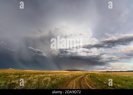 Malerische Landschaft von Montana mit dramatischen Gewitterwolken in der Nähe von Ekalaka Stockfoto