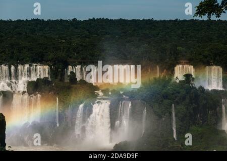 Foz do Iguaçu, Brasilien. Februar 2017. Blick auf den Regenbogen vor den Wasserfällen 'Salto San Martin', 'Salto Mbigua', 'Salto Bernabe Mendez' und 'Salto Adan y Eva' im Iguazu National Park in Argentinien, von der brasilianischen Seite aus gesehen, Iguaçu National Park, Parana State, Brasilien. Stockfoto