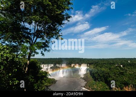 Foz do Iguaçu, Brasilien. Februar 2017. Blick auf den Regenbogen vor 'Salto San Martin', 'Salto Mbigua', 'Salto Bernabe Mendez', 'Salto Adan y Eva' und 'Salto Bossetti' Wasserfälle im Iguazu Nationalpark in Argentinien, von der brasilianischen Seite aus gesehen, Iguaçu Nationalpark, Parana Staat, Brasilien. Stockfoto