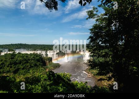 Foz do Iguaçu, Brasilien. Februar 2017. Blick auf den Regenbogen vor den Wasserfällen 'Salto San Martin', 'Salto Mbigua', 'Salto Bernabe Mendez' und 'Salto Adan y Eva' im Iguazu National Park in Argentinien, von der brasilianischen Seite aus gesehen, Iguaçu National Park, Parana State, Brasilien. Stockfoto