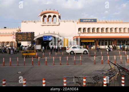 Passagiere, Pendler und Fahrzeuge außerhalb Jaipur Bahnhof. Rajasthan, Nordindien. Stockfoto