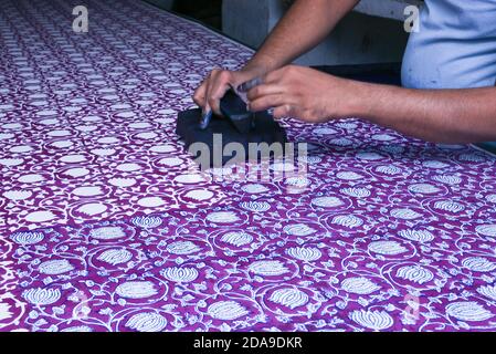 Indische Mann tun Holz Block Druck für Textil in Indien von Hand traditionelle Handarbeiten auf Leinen, Baumwolle Seide Textil, um ein Muster Rajasthan zu schaffen Stockfoto