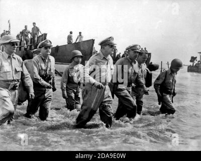 General Douglas MacArthur wades an Land während der ersten Landungen auf Leyte, philippinische Inseln, 20. Oktober 1944 Stockfoto