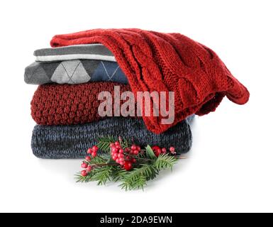 Stilvolle Winterkleidung auf weißem Hintergrund Stockfoto