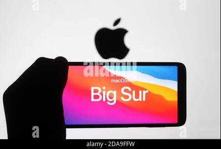 Ukraine. November 2020. In dieser Abbildung sehen Sie das neue MacOS Big Sur Betriebssystem für Macintosh-Computer auf einem Handy-Bildschirm.Apple stellte während einer Apple-Veranstaltung seine neuen Produkte der MacBook-Serie Computer vor. Kredit: SOPA Images Limited/Alamy Live Nachrichten Stockfoto