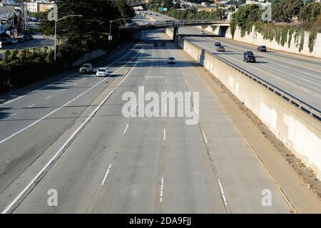 Die 280 Freeway in San Francisco, Kalifornien an einem frühen Morgen während der Coronavirus-Pandemie 2020; wenig Verkehr, wenige Pendler, nahe leer. Stockfoto
