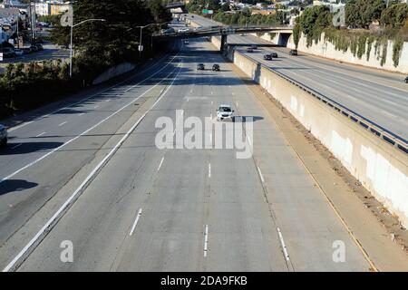 Die 280 Freeway in San Francisco, Kalifornien an einem frühen Morgen während der Coronavirus-Pandemie 2020; wenig Verkehr, wenige Pendler, nahe leer. Stockfoto