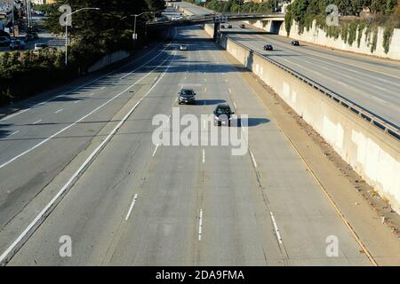 Die 280 Freeway in San Francisco, Kalifornien an einem frühen Morgen während der Coronavirus-Pandemie 2020; wenig Verkehr, wenige Pendler, nahe leer. Stockfoto