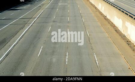 Eine leere Autobahn in Nordkalifornien während Schutz vor Ort und soziale Abstandsbeschränkungen aufgrund der 2020 Covid-19 Pandemie; leere Autobahn. Stockfoto