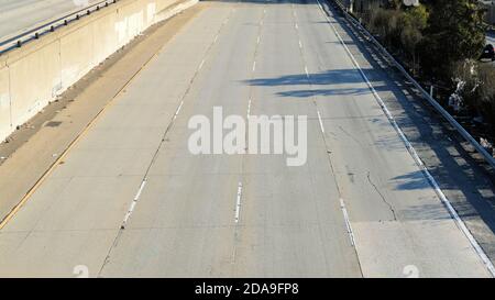 Eine leere Autobahn in Nordkalifornien während Schutz vor Ort und soziale Abstandsbeschränkungen aufgrund der 2020 Covid-19 Pandemie; leere Autobahn. Stockfoto