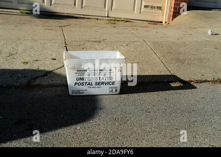 Brieftasche aus Wellplastik, Eigentum der United States Postal Service, nur für Post und offizielle Verwendung, aufgegeben auf einer Straße in San Francisco. Stockfoto