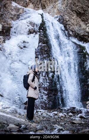 Wandern zum gefrorenen Wasserfall bei Issyk ATA im kirgisischen Chuy-Gebiet. Stockfoto