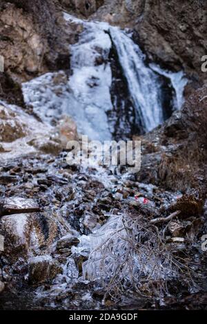 Wandern zum gefrorenen Wasserfall bei Issyk ATA im kirgisischen Chuy-Gebiet. Stockfoto