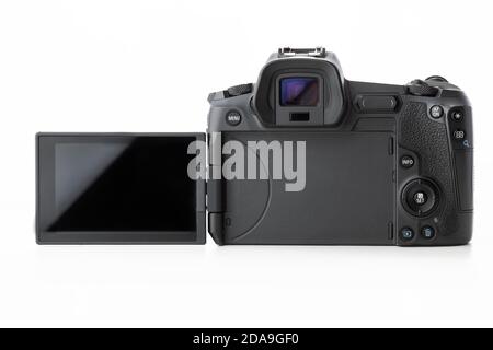 Varna, Bulgarien - November 07,2020: Bild der Canon EOS R Mirrorless Digital Camera mit Dual Pixel AF auf weißem Hintergrund. Canon ist die größte Welt Stockfoto