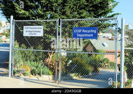 Schild am geschlossenen Kettenglied des City College of San Francisco Recycling Department, Ocean City Campus in San Francisco, Kalifornien. Stockfoto