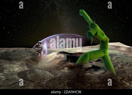 Der Kampf um die Erde. Mondoberfläche, Planet Erde in der Ferne. Karikierte grüne Alien kämpft gegen den menschlichen Kosmonauten. Elemente dieser ima Stockfoto