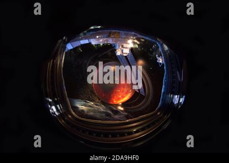 Alien World Blick vom Portohole. Außerirdische Planeten im Raumschiff-Fenster nach einem lond jorney. Elemente dieses Bildes, die von der NASA eingerichtet wurden. Stockfoto