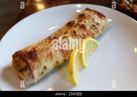 Kebab in Pita Brot auf dem Teller im armenischen Restaurant Stockfoto