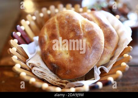 Armenisches Brot in einem Korb auf dem Tisch Stockfoto