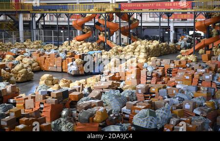 Peking, Chinas Provinz Guangdong. November 2020. Mitarbeiter arbeiten am 10. November 2020 in einem Luftpost-Verteilzentrum der China Post in Guangzhou, der südchinesischen Provinz Guangdong. Chinas Logistiksektor konnte im Oktober eine stetige Expansion anhalten, da sich die allgemeine Konjunkturerholung konsolidiert, zeigten Daten der chinesischen Föderation für Logistik und Einkauf. Express-Zustellfirmen werden geschätzt, um einen täglichen Durchschnitt von 490 Millionen Paketen von November 11, bekannt als der Singles' Day, bis November 16, viel höher als das normale Geschäftsvolumen zu behandeln. Quelle: Deng Hua/Xinhua/Alamy Live News Stockfoto